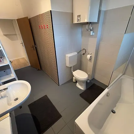 8 Josef 3rd Floor 44 M2